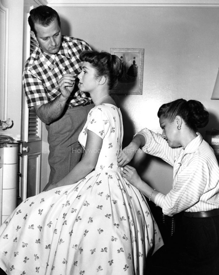 cross makeup Debbie Reynolds 1955.jpg